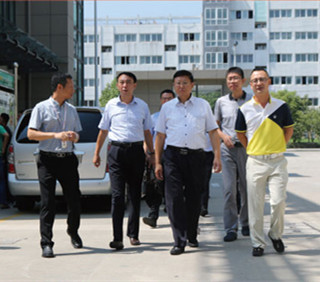 扬州市人社局范耘局长来草莓成人APP扬州生产中心调研