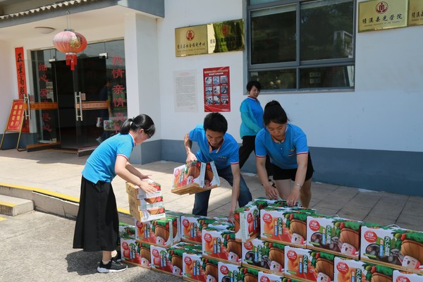 草莓成人APP赴绩溪县社会福利中心开展公益志愿活动