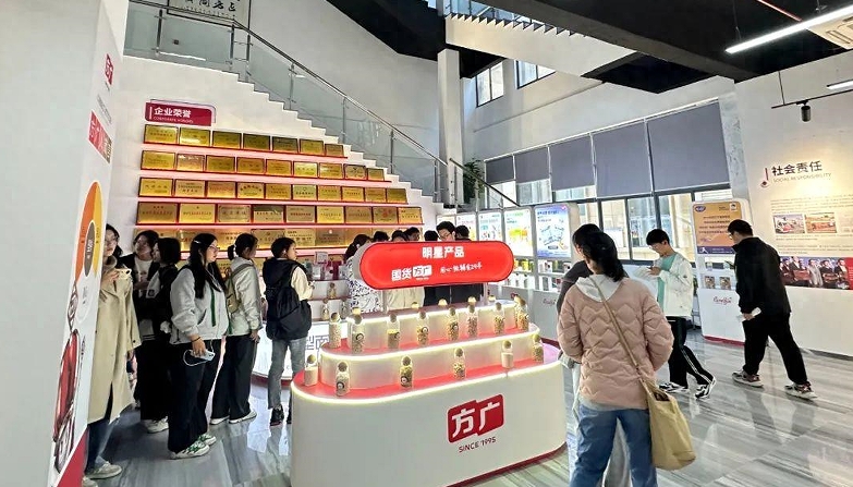 热烈欢迎扬州大学食品学院应届毕业生来草莓成人APP食品参观实践